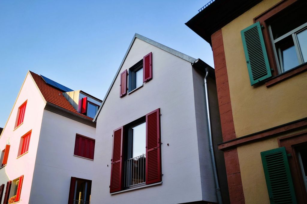 Aussenansicht der Ferienwohnung. Der Aufzug befindet sich im 3-geschossigen Haupthaus.