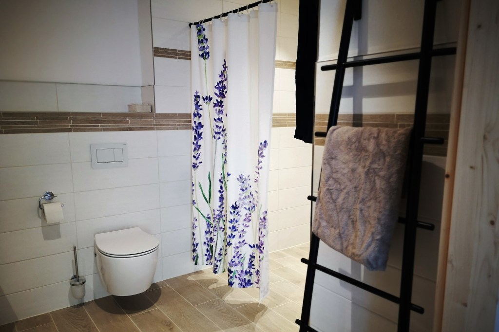 Die Dusche im Bad der Ferienwohnung ist barrierefrei begehbar.