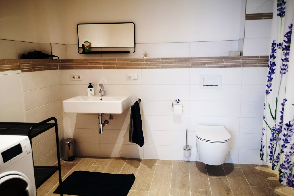 Blick in das barrierearme Badezimmer der Ferienwohnung