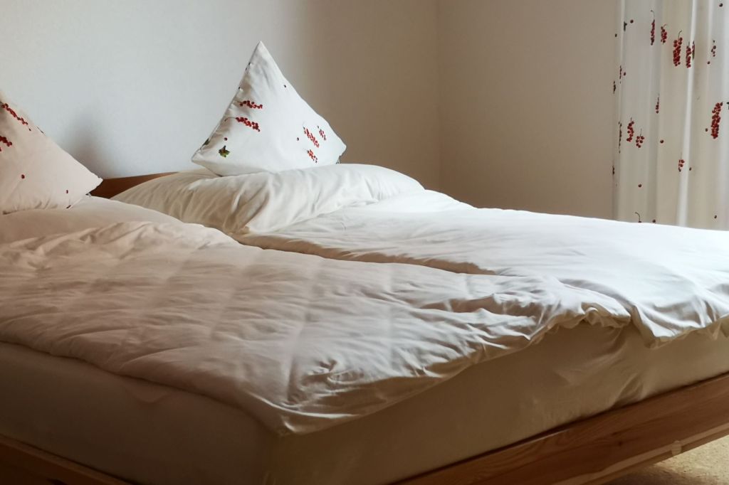 Das Schlafzimmer der Ferienwohnung mit Bettwäsche im Ökotexstandard