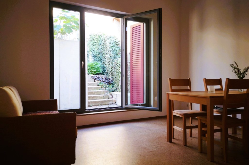 Der Wohn-Essbereich der Ferienwohnung mit Ausgang zur Terrasse.