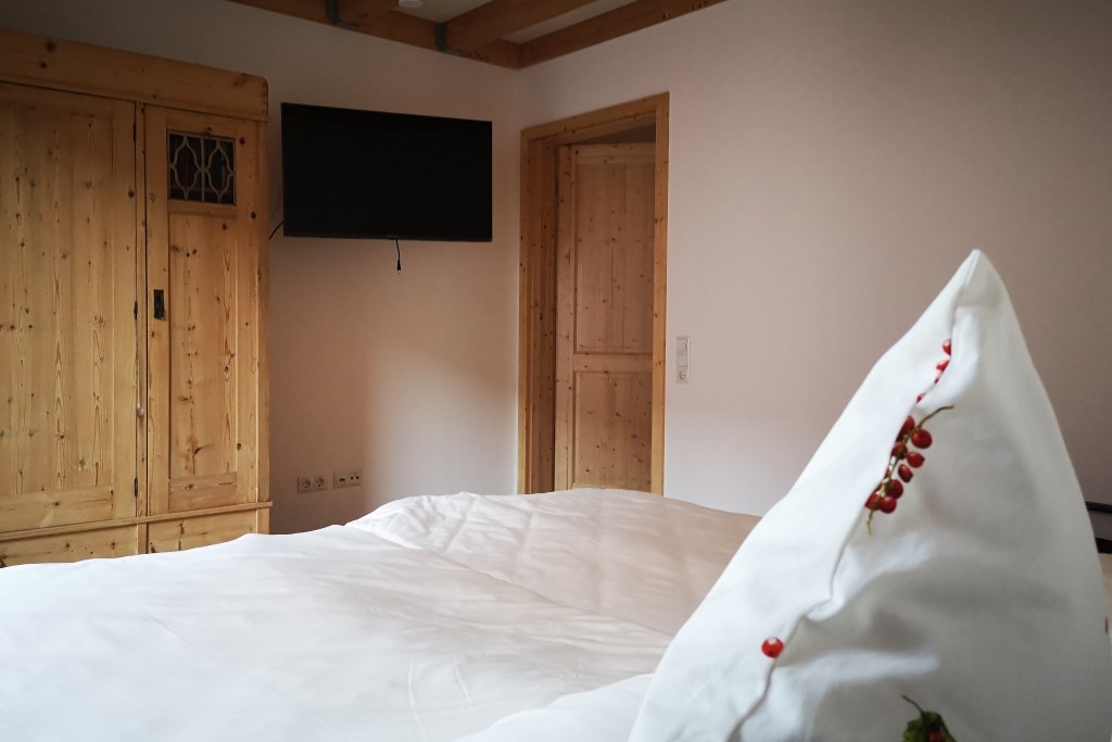 Der Fernseher befindet sich im Schlafzimmer und empfängt über Digitalfunk ca. 10 öffentlich-rechtliche Programme.