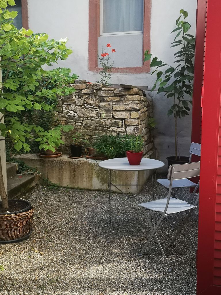 Terrasse mit Sitzplatz vor der dem Wohnessraum